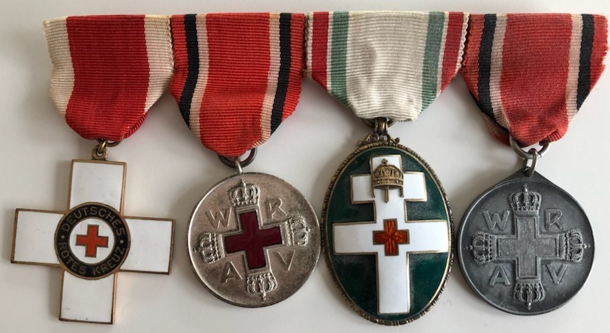 Gruppe orden og medaljer. Rødekors medaljer 1917 i zink og sølv. Tysk og ungarn