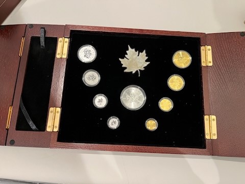 The Royal Canadian Maple Leaf sett i gull og Platinum. Proof