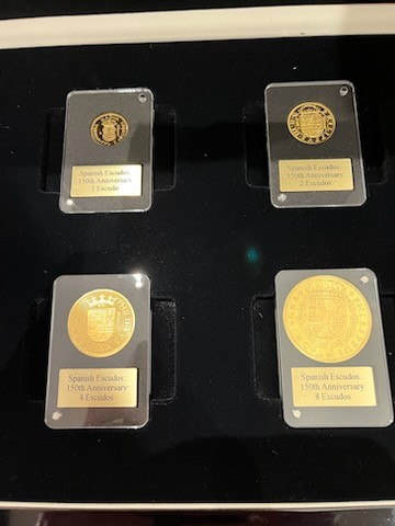 150 års jubileum sett med spansk Escudo (999 rent gull) Proof