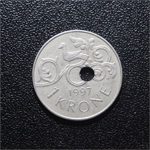 1 krone 1997 feilpreg, skjevt hull