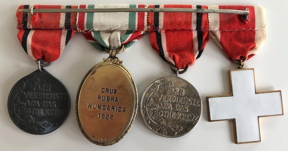 Gruppe orden og medaljer. Rødekors medaljer 1917 i zink og sølv. Tysk og ungarn