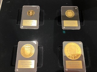 150 års jubileum sett med spansk Escudo (999 rent gull) Proof