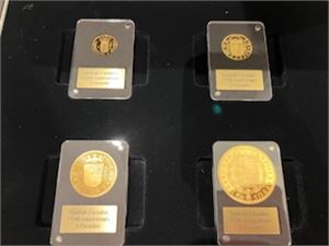 150 års jubileum sett med spansk Escudo (999 rent gull) Proof
