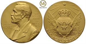 Nobel medaljen i miniatyr. Miniatyrmedaljen ble delt ut til medlemmer i de svenske nobelkommiteene. Kv.0