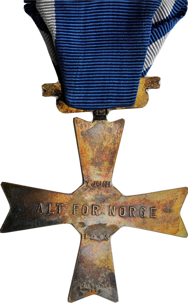 Frihetskors Haakon VII. Hvit og rød emalje med bånd. I original eske. Ex. OMG.25. Kv.01