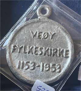 Veøy Fylkeskirke 1153-1953 i tinn Kv.01