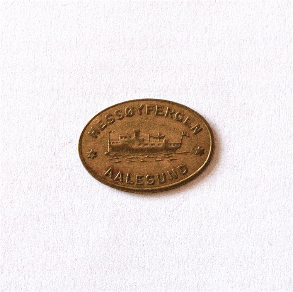 Hesøyfergen oval messing kv. 1+